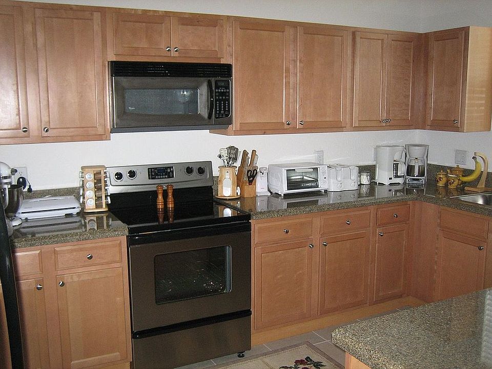 Large Kitchen, SS Apps, Oak Cabinets, Corian