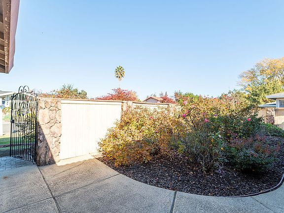 5th image of 87 Parklite Cir