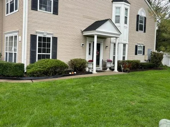 1 Wentworth Dr, Manalapan, NJ 07726