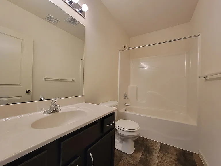 Holly Tree Apartments — Photo 43