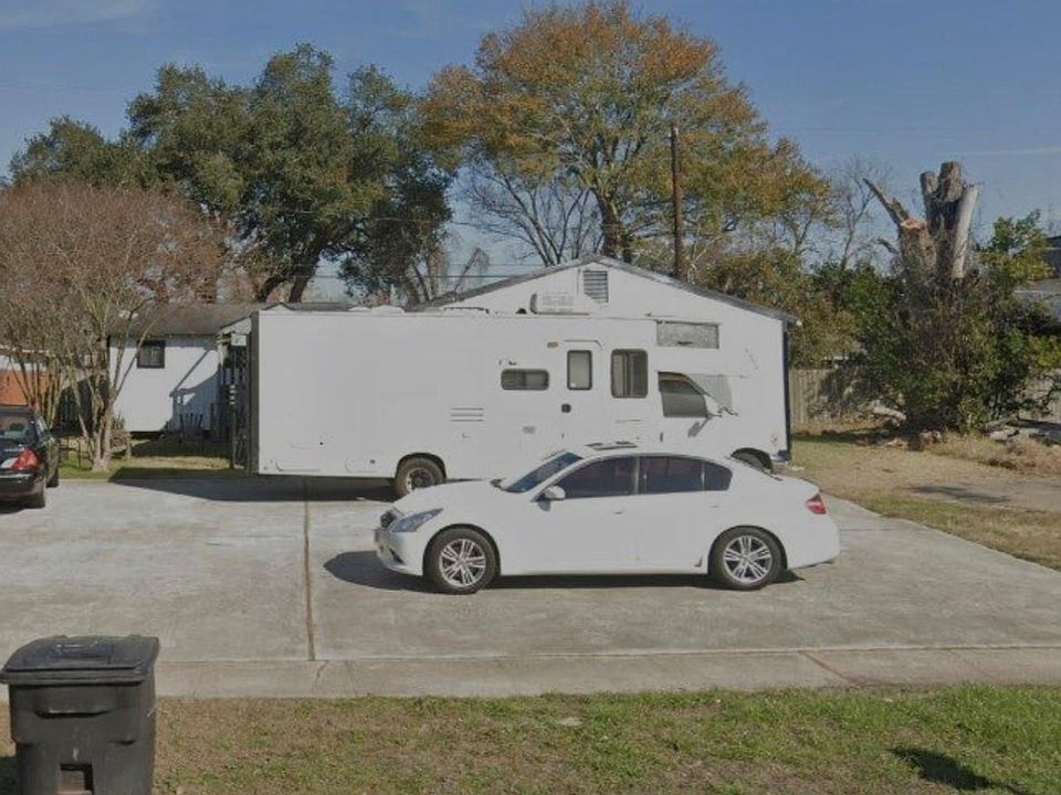 1st image of 1028 N Victory Dr