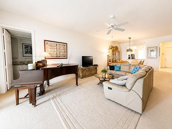 3rd image of 26 Harbour Isle Dr W Unit 303