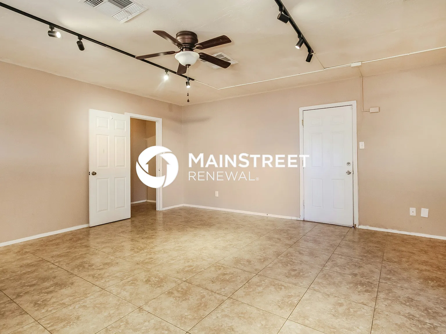 3907 W Kaler Drive — Photo 2