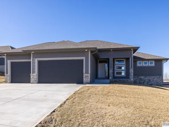 16071 Center West Hadan Dr, Bennington, NE 68007