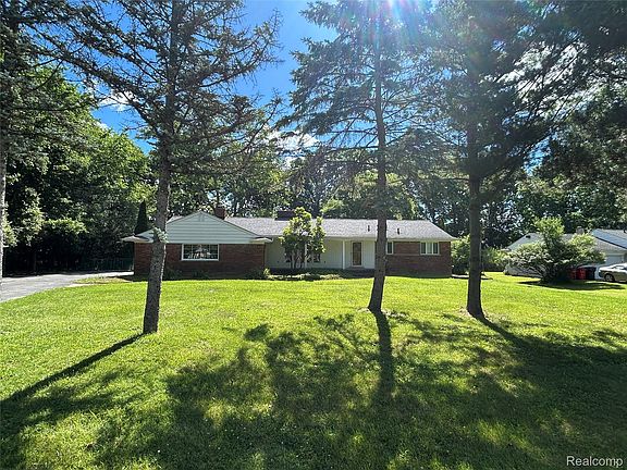 4th image of 25426 Edgemont Dr