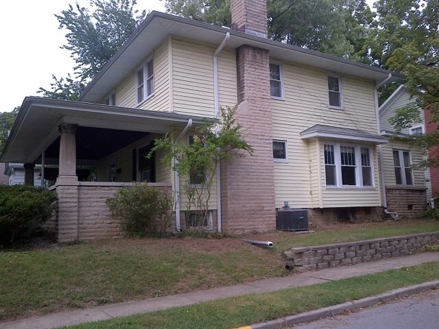 Charming 4 BD/2 BA home with large front porch behind optometry school and ELM Restaurant — Photo 3