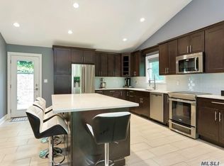 116 Crooked Hill Rd, Huntington Station, NY 11743