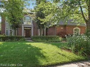 279 Wyngate Dr, Rochester, MI 48307