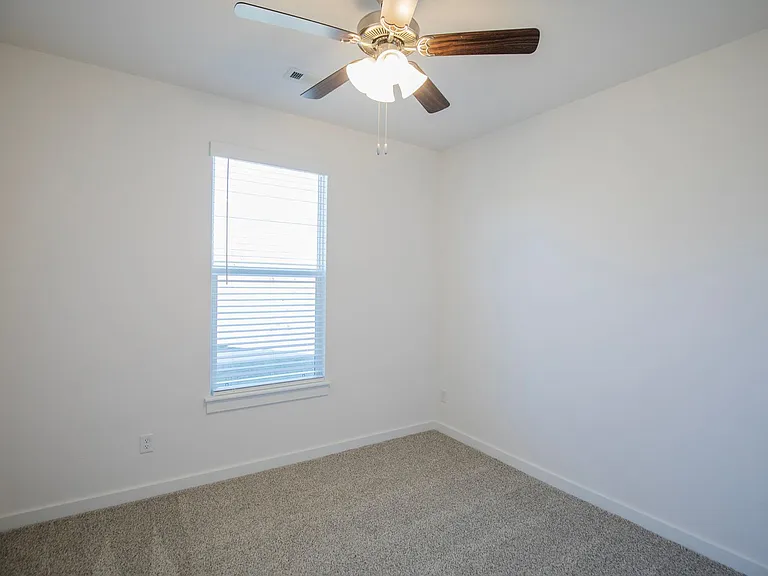 136 S Broyles Ave — Photo 11