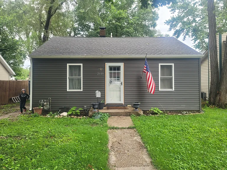 2119 Vinton St — Photo 12