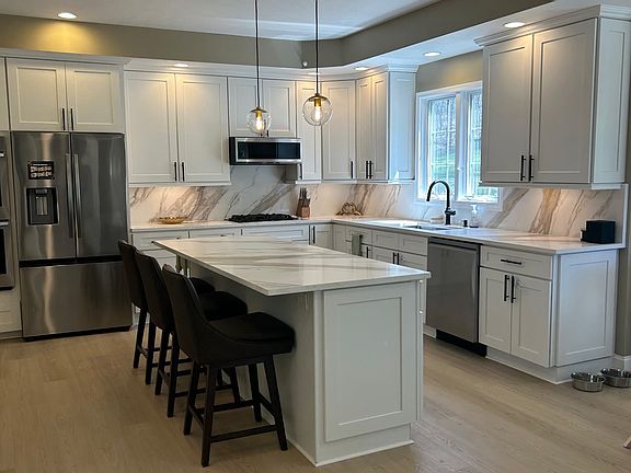3rd image of 806 Gallant Fox Ln