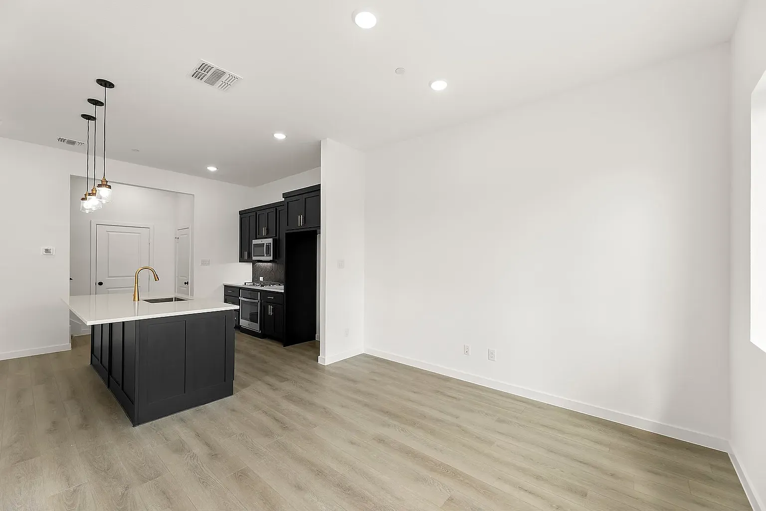 3 bed, 2.5 bath, 1526 sqft, $2,800 — Photo 4