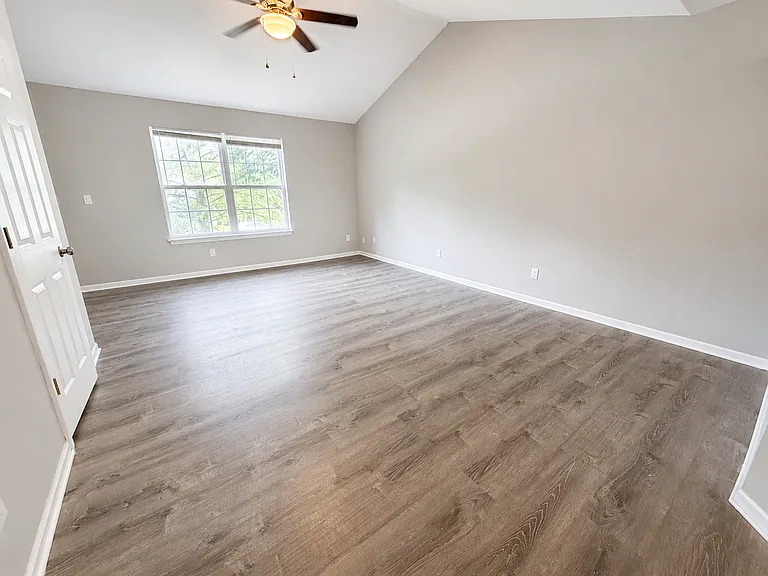 1318 Valley Creek Ln — Photo 2