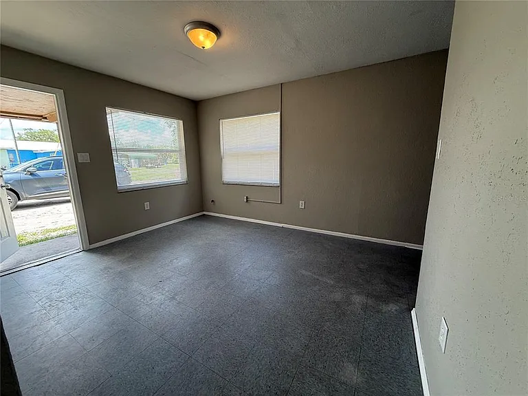 114 Court St SW — Photo 3
