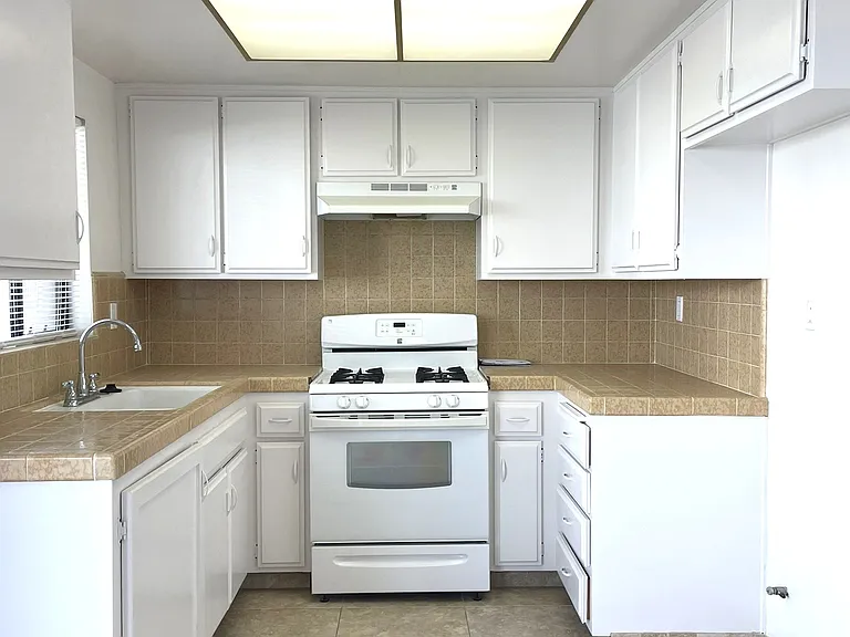 1255 W 7th St #6 — Photo 5