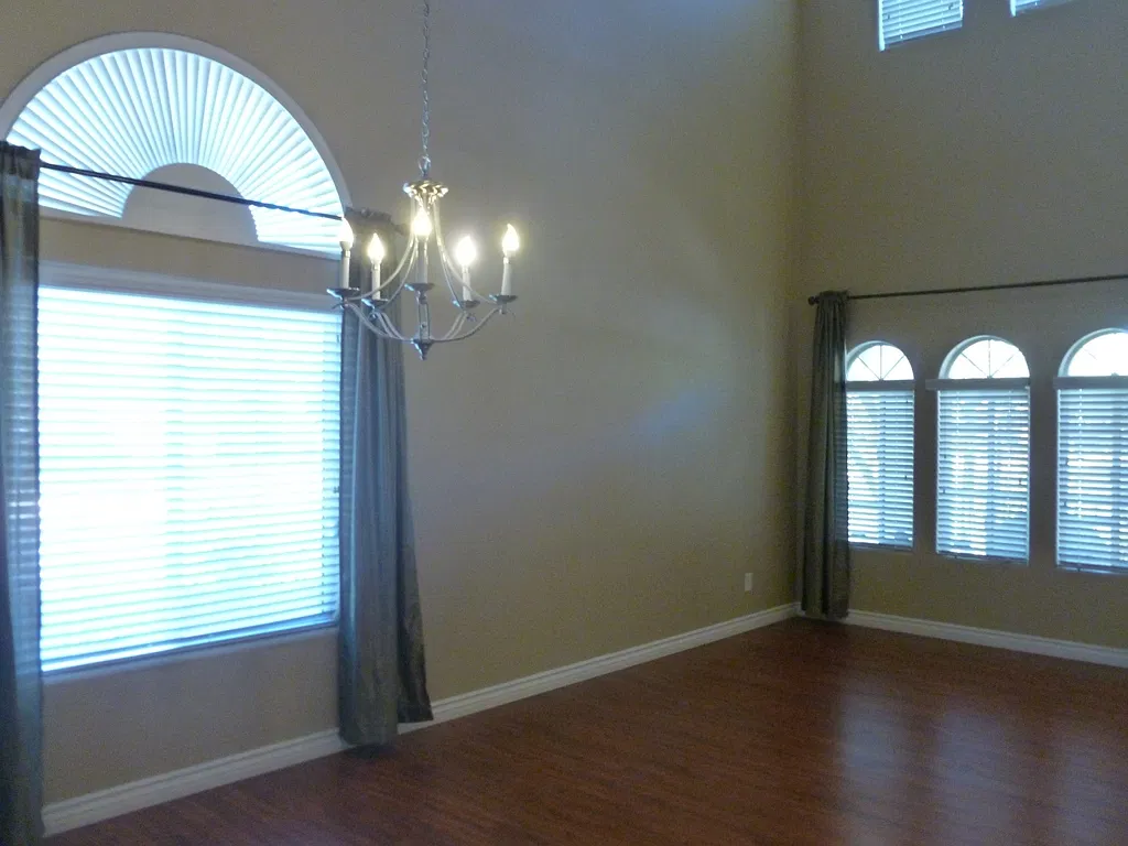 4 bed, 2.5 bath, 2462 sqft, $2,400 — Photo 4