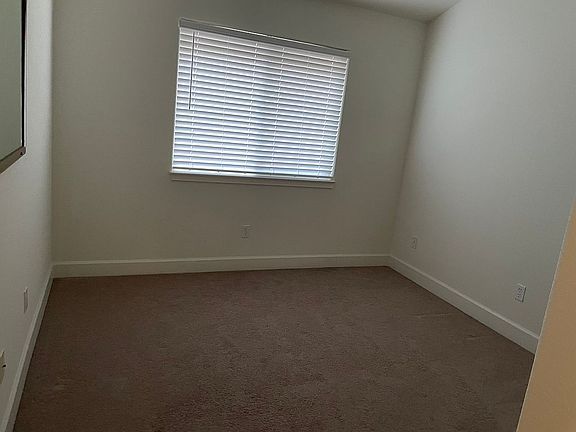 5th image of 117 Stockdale Cir