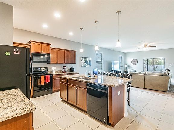 3rd image of 614 Silverthorn Pl