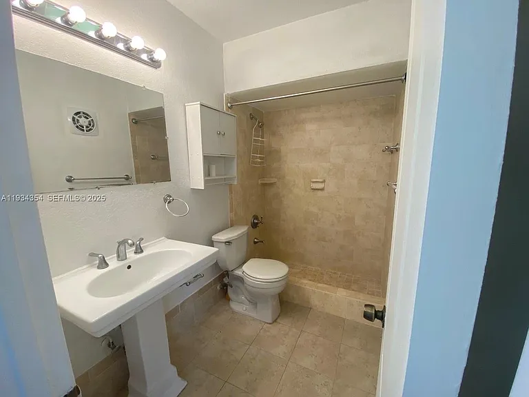 2185 NE 123rd St #204 — Photo 8