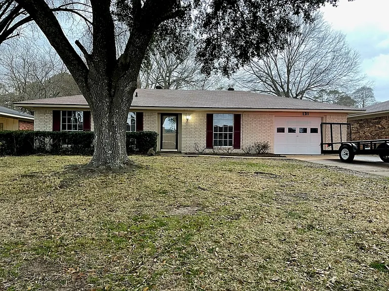 131 Garden Ln — Photo 1