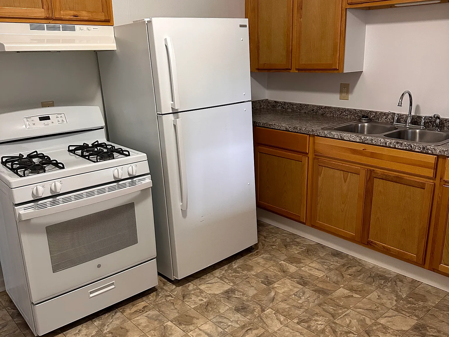 4 bed, 1000 sqft, $2,500 — Photo 2