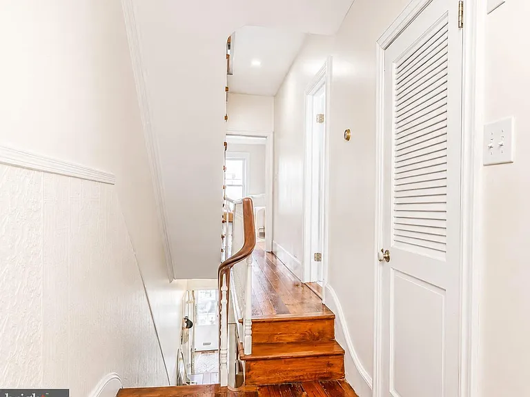 2332 Catharine St — Photo 25