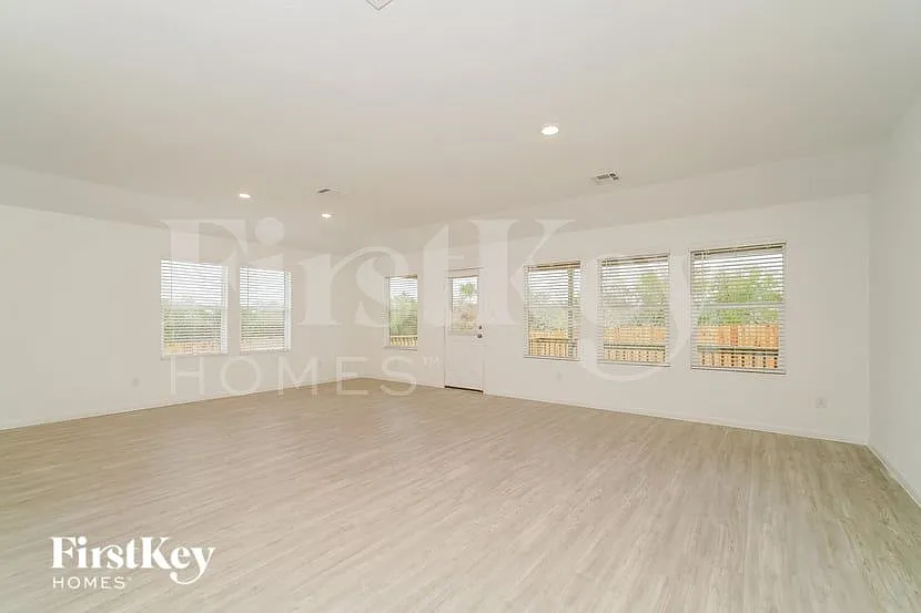 4 bed, 3.0 bath, 2359 sqft, $2,260 — Photo 4