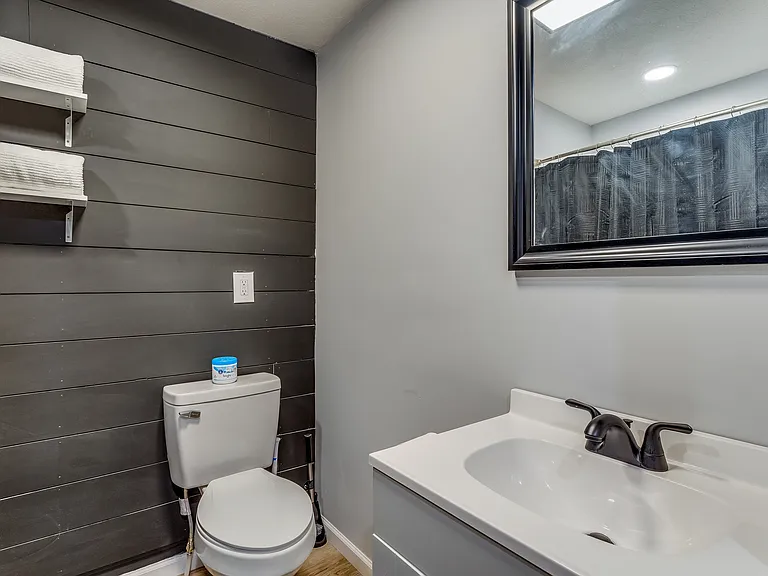 110 E Osborne St — Photo 7
