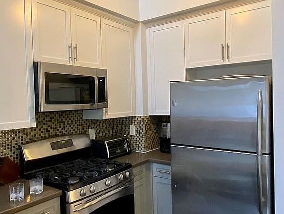 5th image of 7320 Hawthorn Ave APT 300
