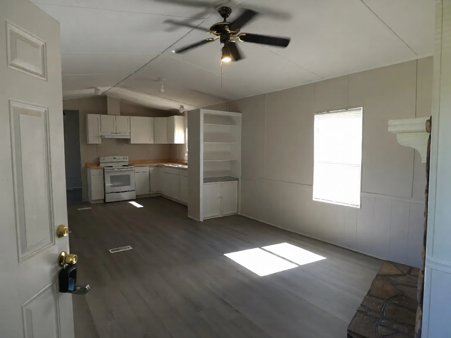 3 bed, $1,300 — Photo 2