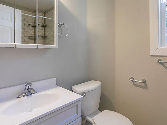 4th image of 238 Irving Ave N Unit 2