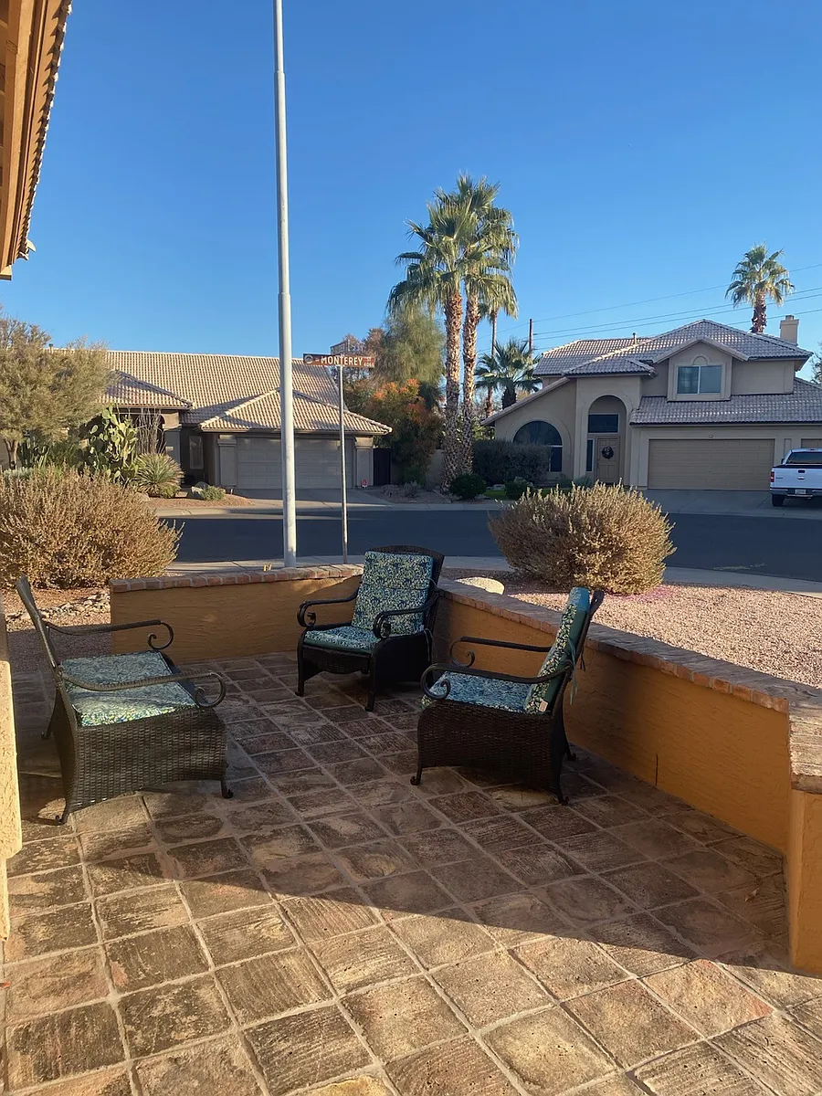 Front Patio - 690 N Alder Dr