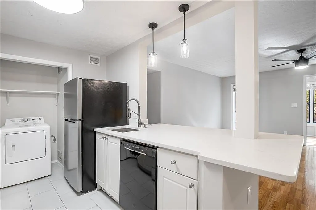 1 bed, 1.0 bath, 859 sqft, $1,600 — Photo 3