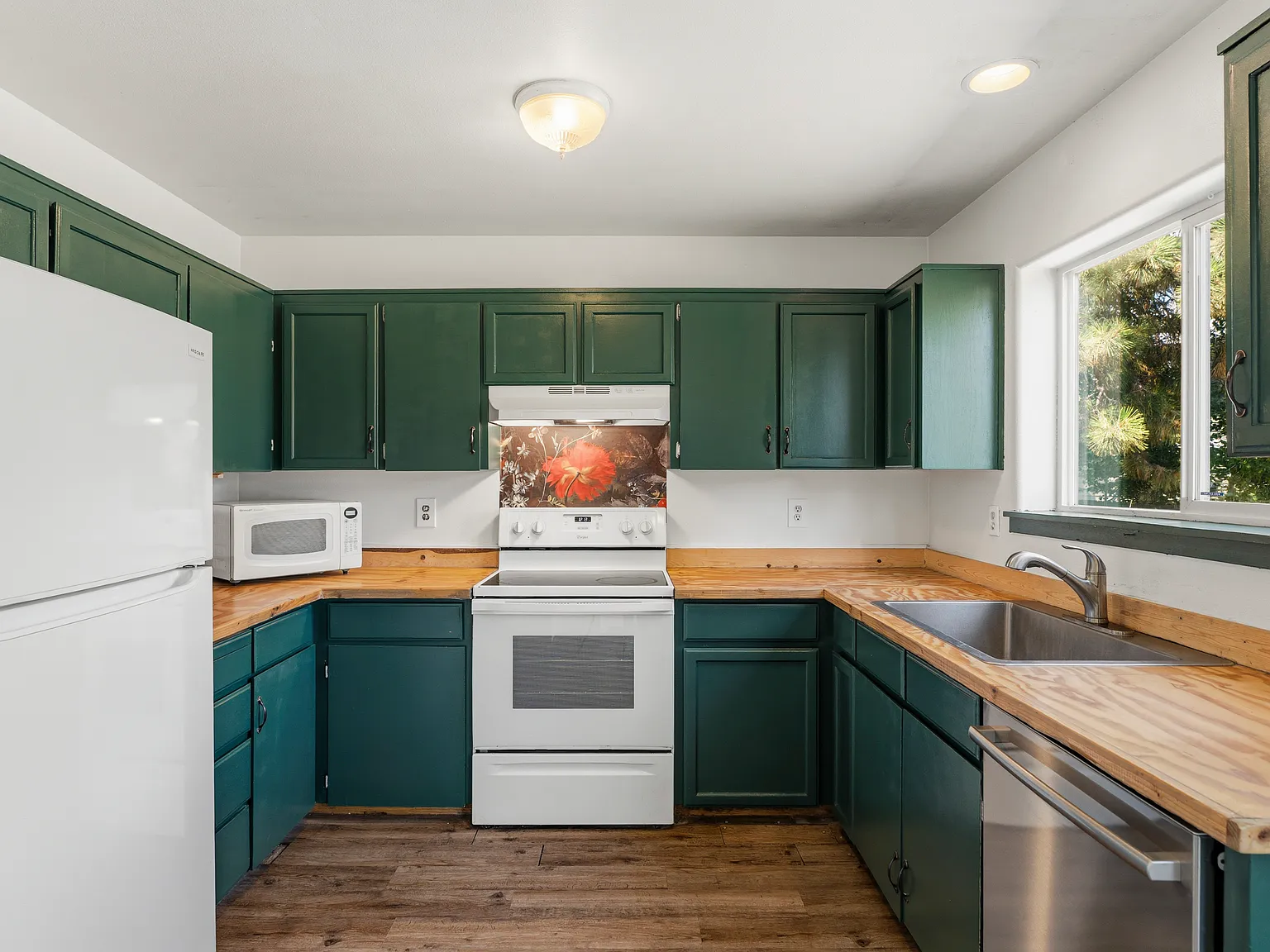 3 bed, 2.5 bath, 1150 sqft, $2,200 — Photo 3
