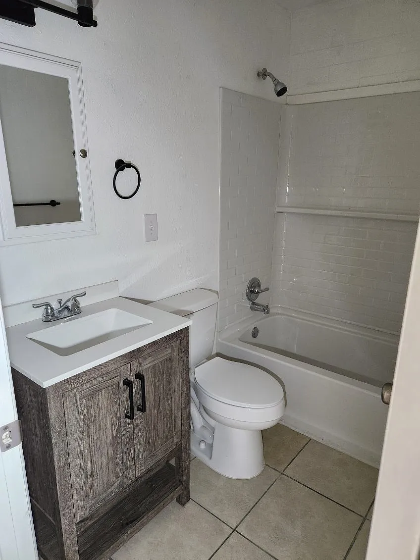 2 bed, 700 sqft, $1,200 — Photo 3