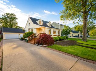 1934 Maddy Ln, Keego Harbor, MI 48320