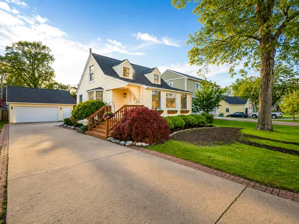 1934 Maddy Ln, Keego Harbor, MI 48320