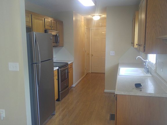 3rd image of 4924 Pond Ct