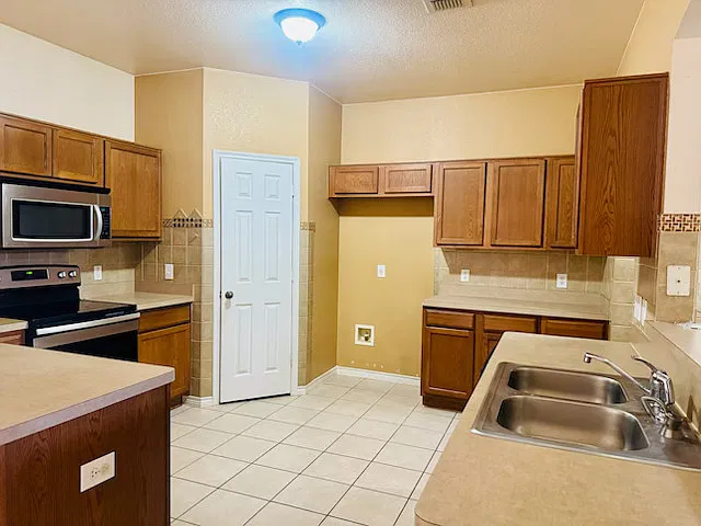 3 bed, 2.5 bath, 2069 sqft, $2,650 — Photo 4