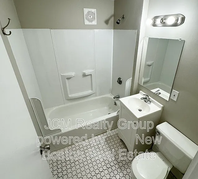 196 Washington St #8 — Photo 5