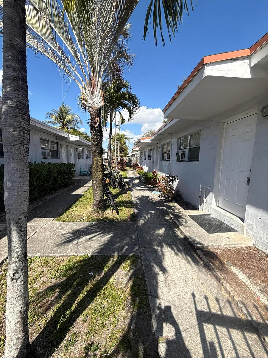 Building Photo - 720 SW 7th St #4