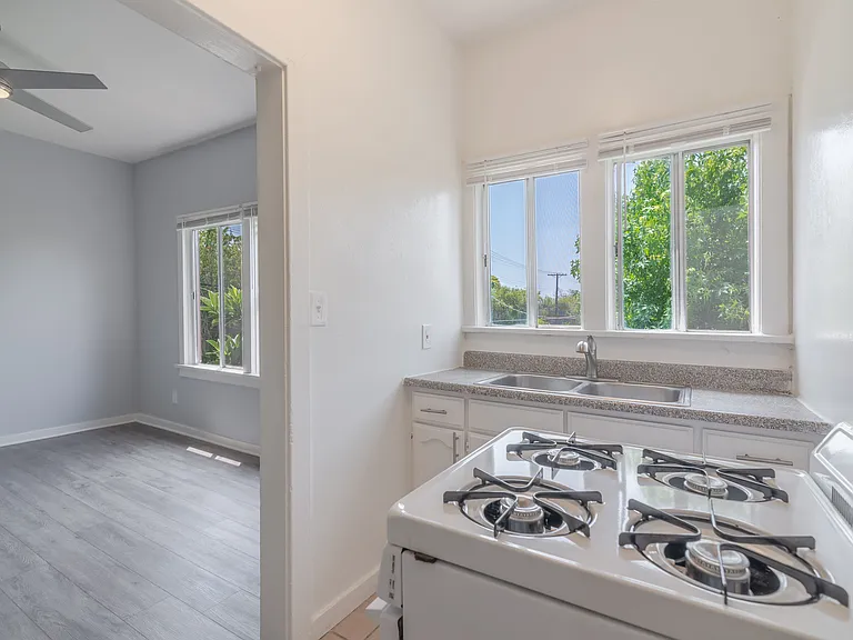 2622 Brighton Ave #8 — Photo 4