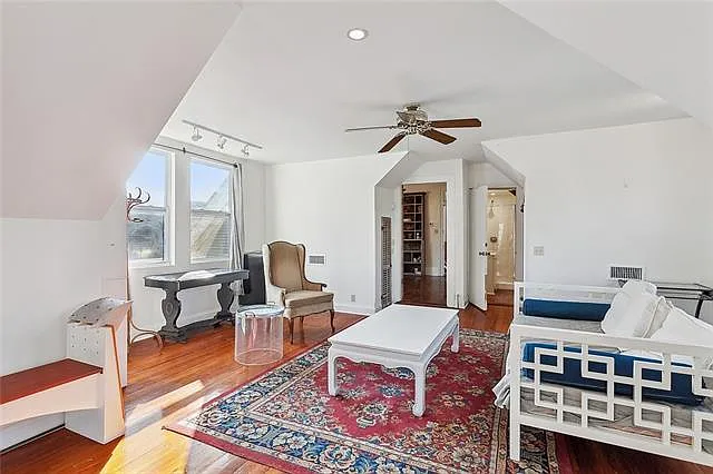 590 Walnut St #LOFT — Photo 3