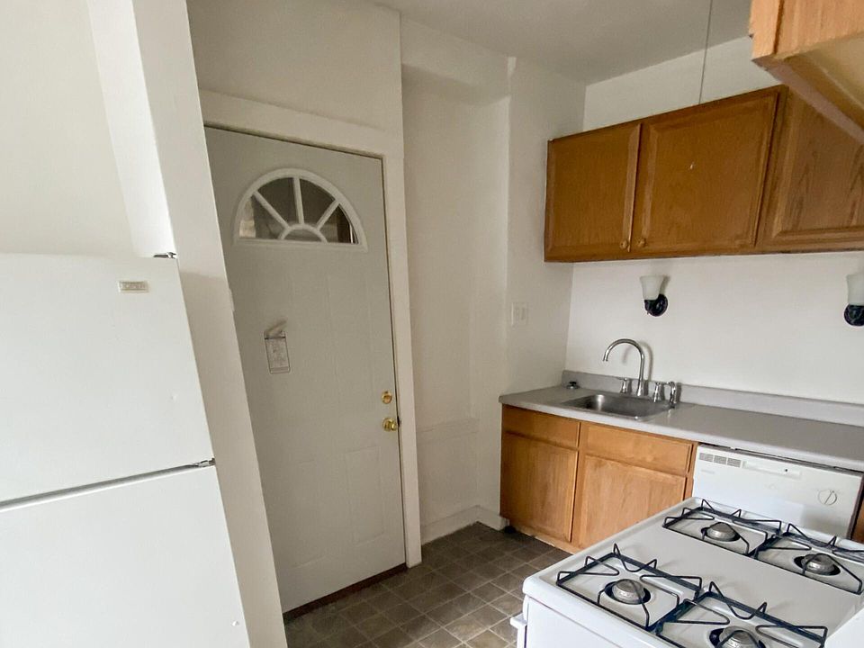 1st image of 4603 N Winchester Ave #1W