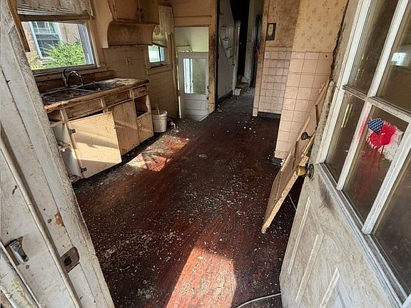 4th image of 344 Shenango Blvd