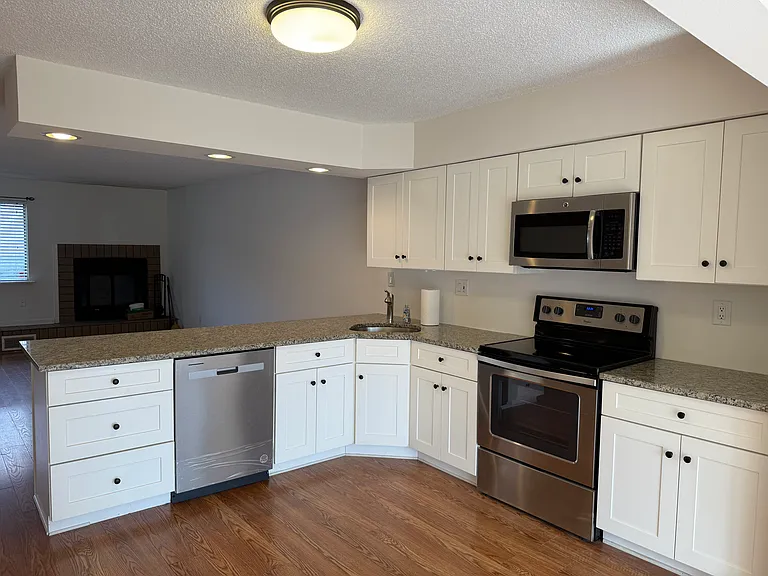 346 New Market Ct — Photo 2