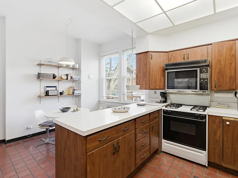 2001 Orrington Ave #2001 — Photo 10
