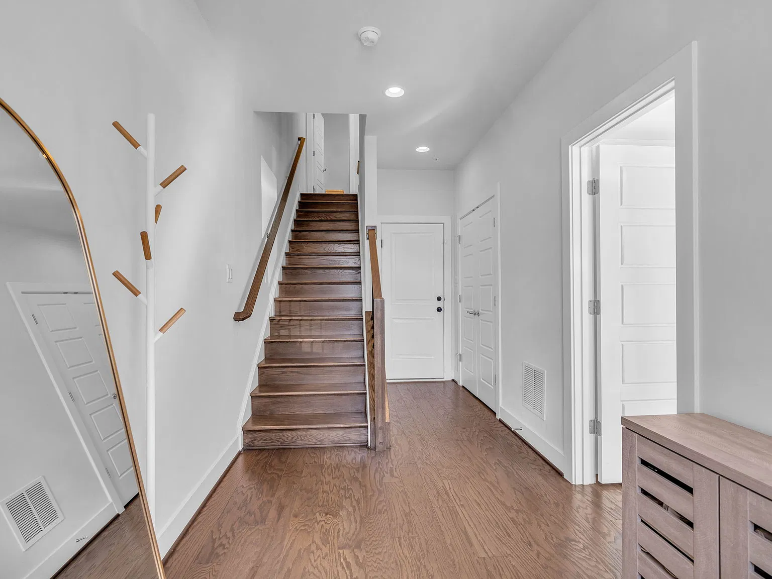 4 bed, 2044 sqft, $3,900 — Photo 2