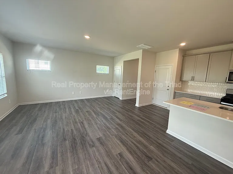 1915 Cherry Creek Rd — Photo 6