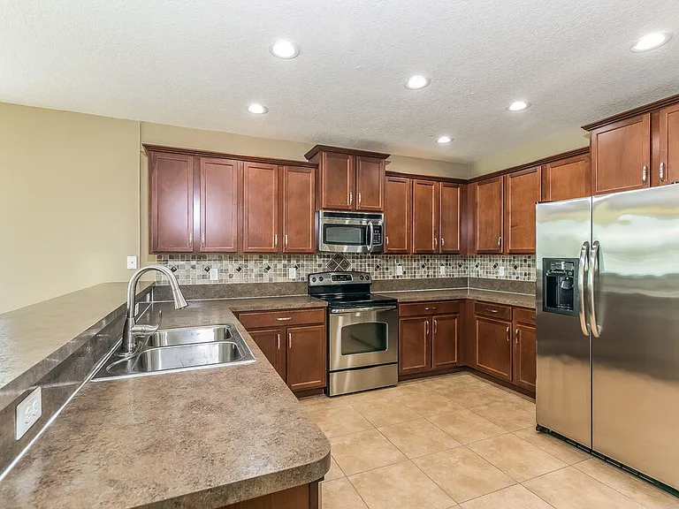 121 Daigledog St — Photo 4